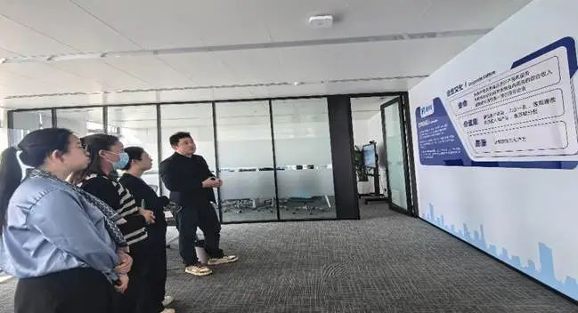 鄭州軟件開(kāi)發(fā)人才新篇章 大數(shù)據(jù)與人工智能學(xué)院教師赴帆軟軟件鄭州辦事處開(kāi)展訪企拓崗專(zhuān)項(xiàng)活動(dòng)